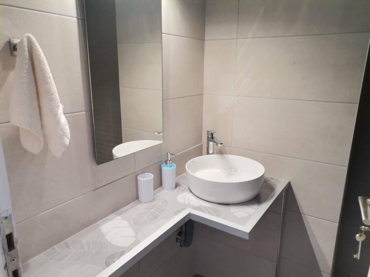 Blue Central Apt 10 Min To The Port/ Wash Machine Lavrio Exterior photo